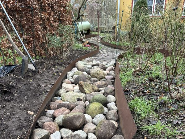 03 IMG_6007 januar 2025 Borgevej 1-41A, sten udlagt til sti